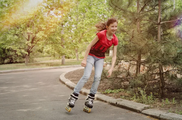 Bella ragazza adolescente pattinaggio a rotelle — Foto Stock