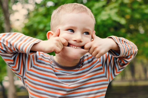 Cute young boy pulling a funny expression — Stock Photo, Image