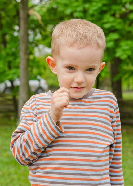 Mignon jeune garçon tirant une expression drôle — Photo