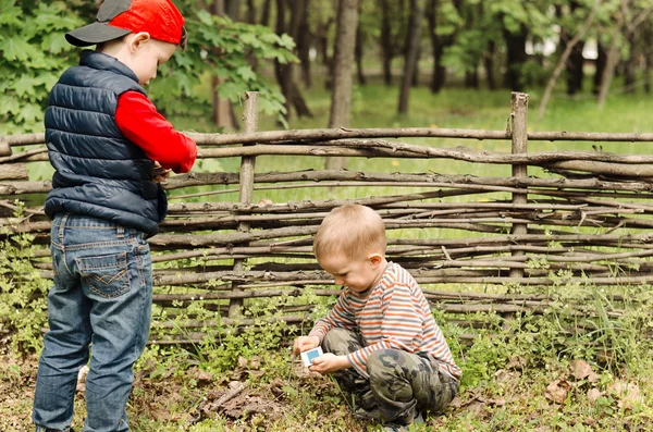 Dois rapazes a brincar com fósforos — Fotografia de Stock