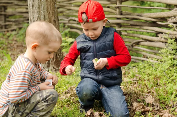 Två unga pojkar leker med tändstickor — Stockfoto