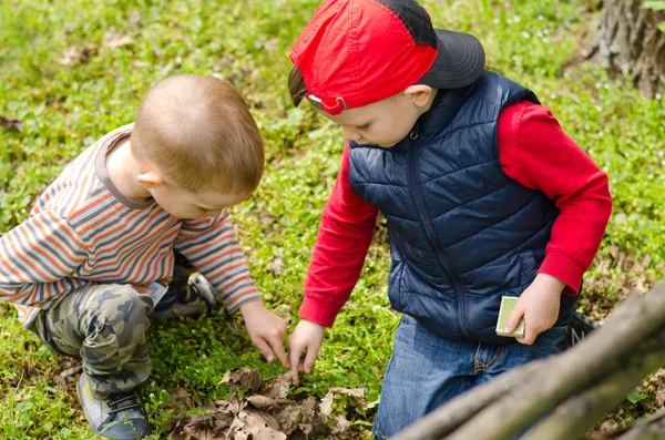 Two young boys playing with matches — Stock Photo, Image