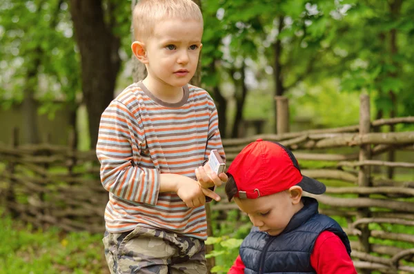 Zwei junge Jungen spielen mit Streichhölzern — Stockfoto
