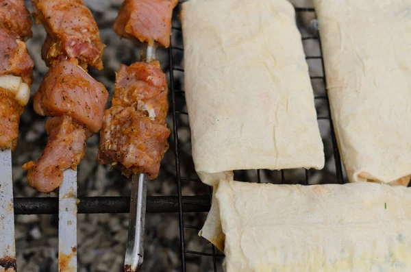Crujientes kebabs a la parrilla en una barbacoa —  Fotos de Stock