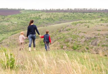 Annem şehir dışında iki erkek ile yürüme