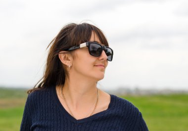 kadın ayakta seyir out kırsal üzerinde