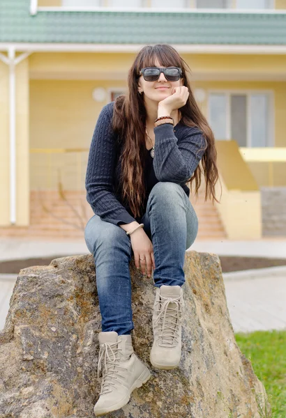 Женщина средних лет, сидящая и думающая на улице — стоковое фото