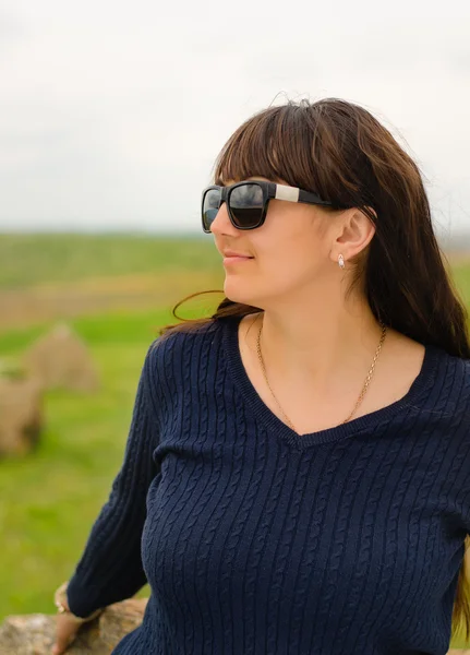 Žena stojící dívá ven na krajinu — Stock fotografie