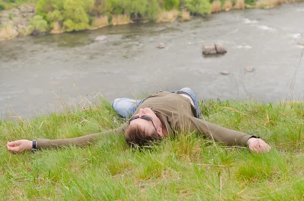 Ung man avkopplande njuter av naturen — Stockfoto