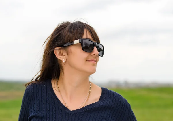 Mujer de pie mirando hacia el campo —  Fotos de Stock