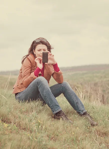 Donna che utilizza il suo telefono cellulare all'aperto — Foto Stock