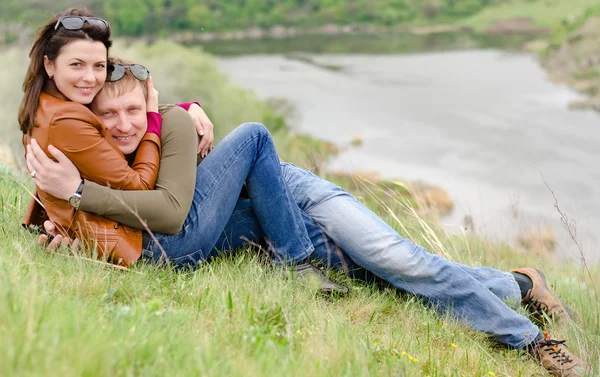 Amare giovane coppia che abbraccia su una cima di collina — Foto Stock