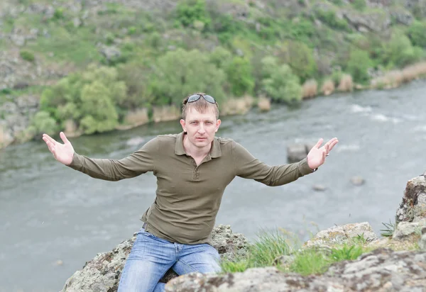 Happy man giving a double V-sign on a hill top — Stock Photo, Image