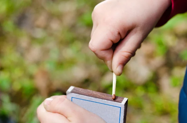 Child striking a match — Stock Photo, Image