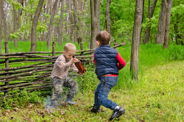 Due giovani ragazzi che giocano — Foto Stock