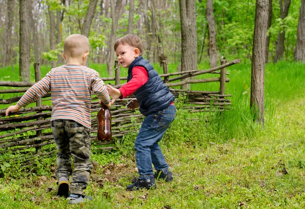 Två unga pojkar spelar — Stockfoto