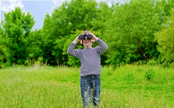 Jong kind spelen met verrekijkers — Stockfoto