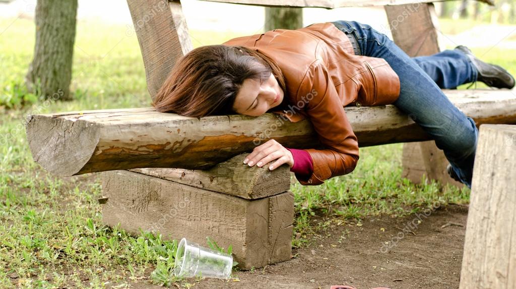 Femme Ivre Il Dormir Au Large Sur Un Banc En Bois — Photographie Ampack © 47582871