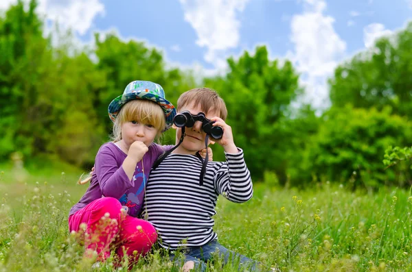 Dos niños pequeños jugando con prismáticos —  Fotos de Stock
