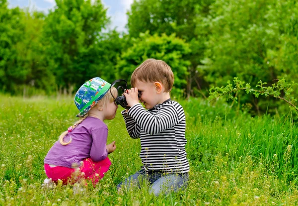 Young boy and girl playing with binoculars — Stock Photo, Image
