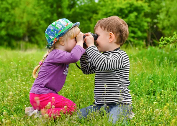 Menino e menina brincando com binóculos — Fotografia de Stock