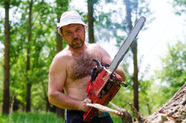 Ormanlık bir chainsaw taşıyan adam uygun