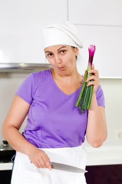 Chef-kok pronken een rode ui of lente-ui — Stockfoto