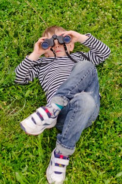 dürbün ile onun arkasında yatan genç çocuk