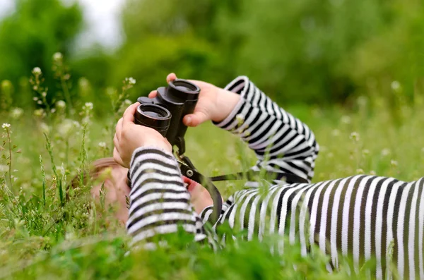 Young child using a pair of binoculars — Stock Photo, Image