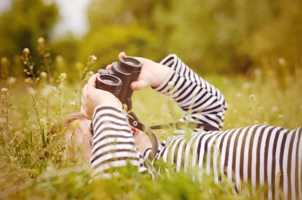 Young child using a pair of binoculars — Stock Photo, Image