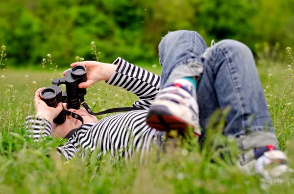 Kleine jongen de hemel observeren door middel van verrekijkers — Stockfoto