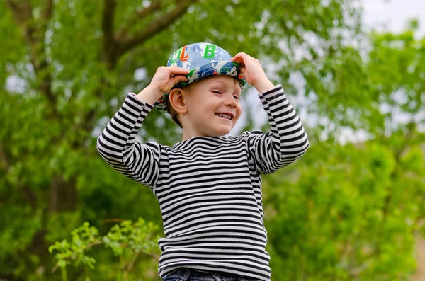 Jaunty macho pequeño niño en un colorido sombrero de moda — Foto de Stock