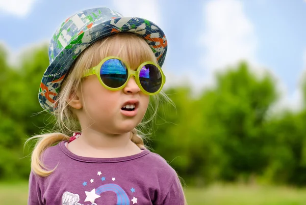 Adorable niña en gafas de sol de moda — Foto de Stock