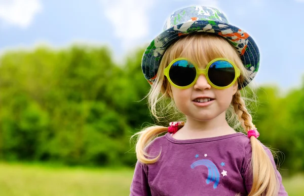 Schattig vrij klein meisje in trendy zomer mode — Stockfoto
