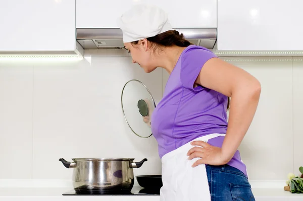 Kobieta kucharz oglądania wrzenia garnek — Zdjęcie stockowe