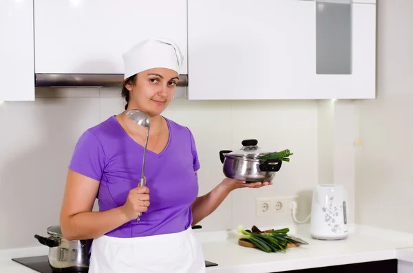 Vrouwelijke kok in haar keuken — Stockfoto