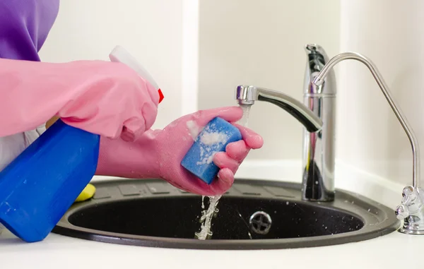 Woman doing the washing up — Stock Photo, Image