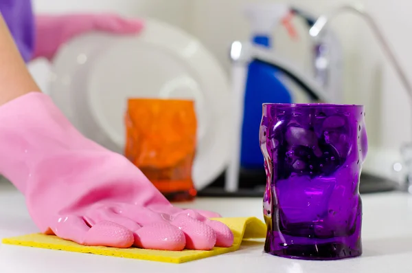 Mujer limpiando la encimera de la cocina — Foto de Stock