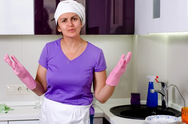 Puzzled cook raising her hands — Stock Photo, Image