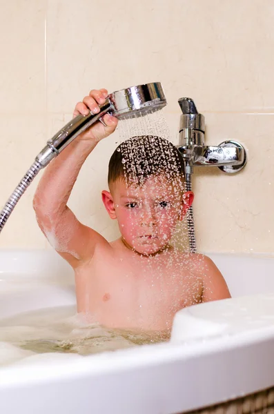 Carino piccolo ragazzo doccia nella vasca da bagno — Foto Stock
