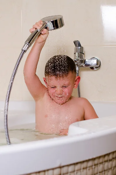 Carino piccolo ragazzo doccia nella vasca da bagno — Foto Stock