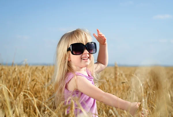 Adorable petite fille blonde dans d'énormes lunettes de soleil — Photo