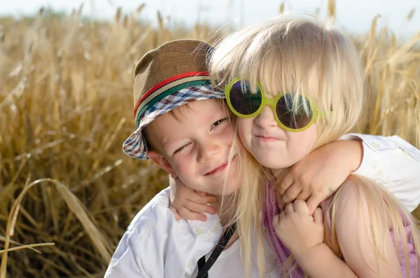 Twee gelukkige trendy jonge kinderen — Stockfoto