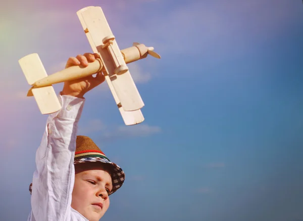 Lindo niño volando su biplano de juguete — Foto de Stock