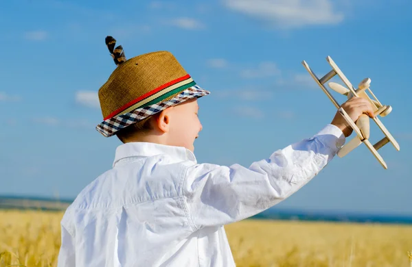 Giovane ragazzo giocare con un modello di aereo — Foto Stock