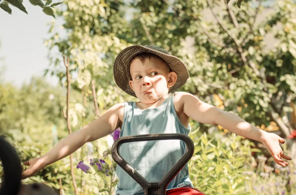 Ung pojke shrugging axlarna — Stockfoto