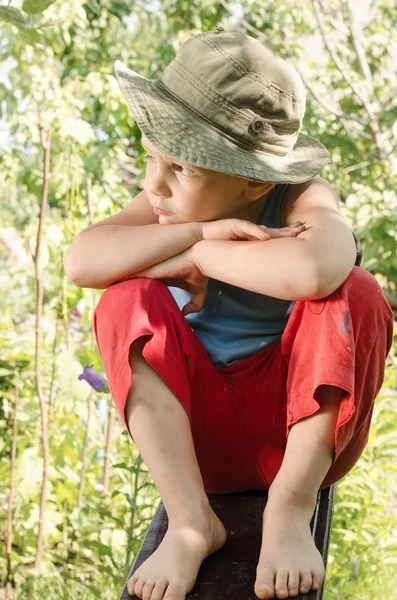 Дерзкий молодой босоногий деревенский мальчик — стоковое фото