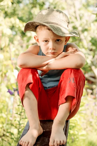 Pensativo niño mirando fijamente a la cámara — Foto de Stock