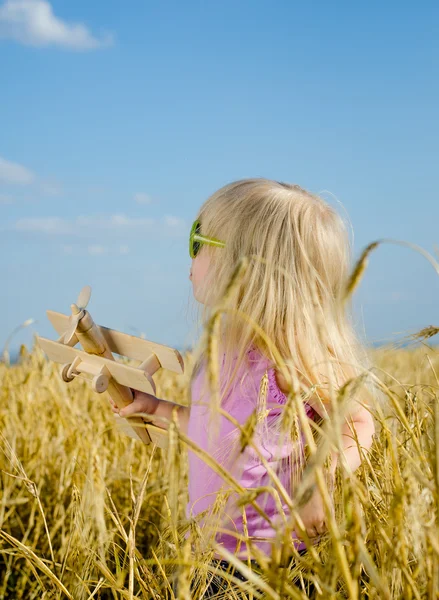 Söt liten flicka i en färgglad hatt och solglasögon — Stockfoto