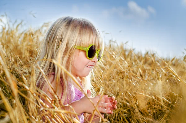 Söt liten flicka i trendiga gula solglasögon — Stockfoto